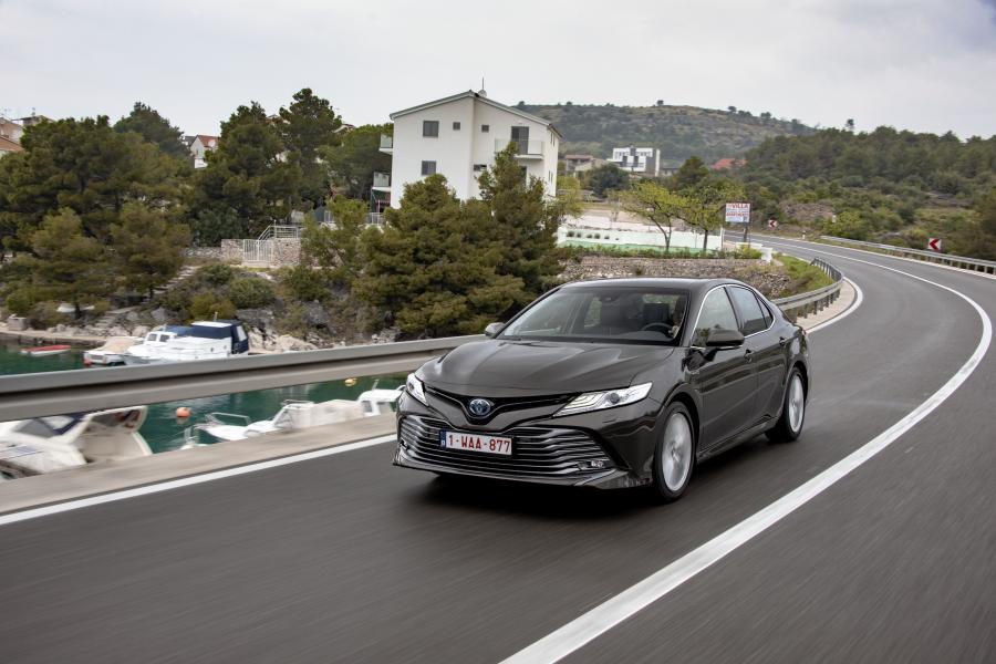  Toyota Camry Hybrid 2019 года  (EU) (фото 14 из 45)